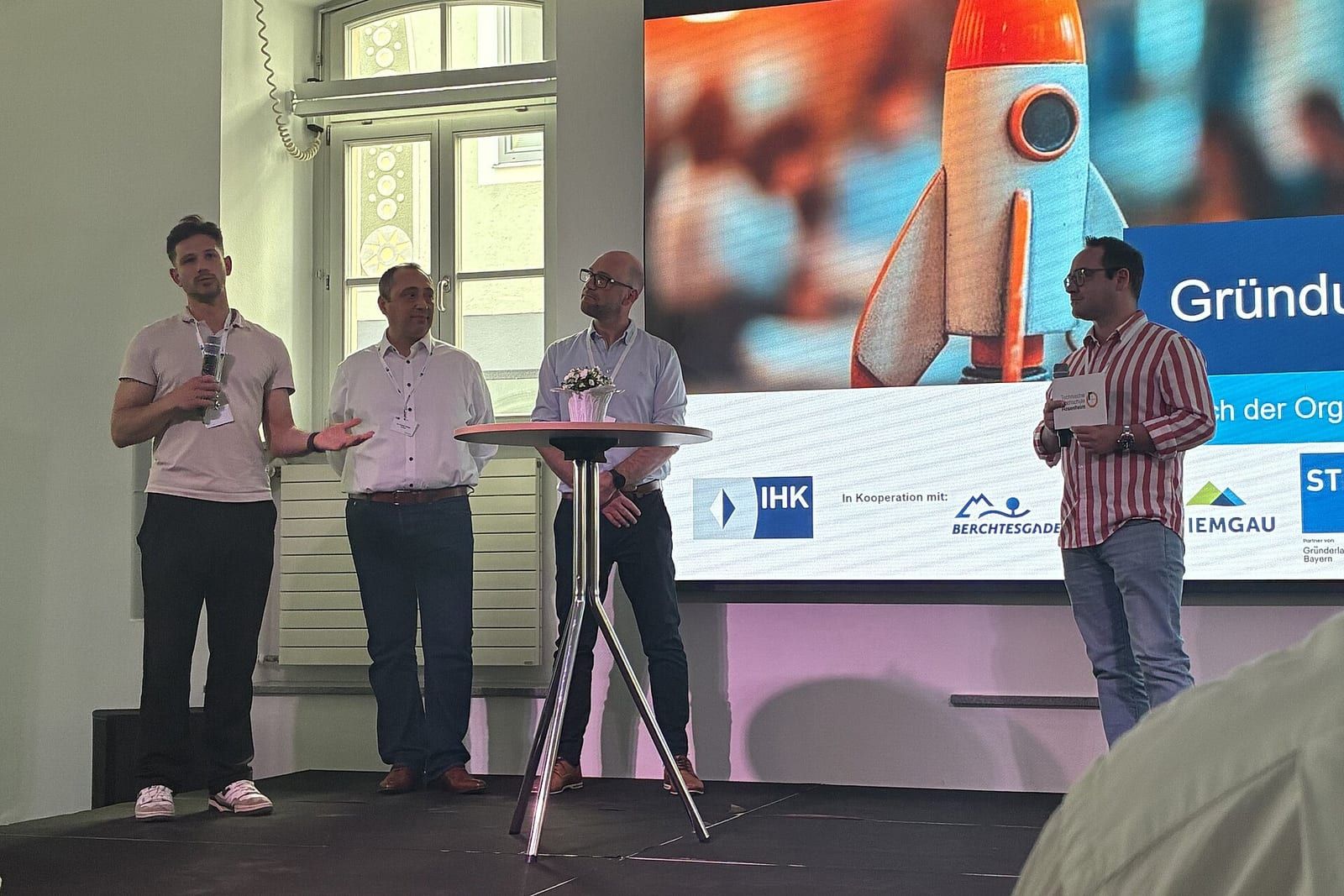 Podiumsdiskussion beim Gründungsfestival Traunstein 2026 mit Robin Ungerath (PAQMAS), Gürcan Güleşir (Bankbell), Christoph Schauer (moreFactory) und Robert Gantenhammer (ROCkET)